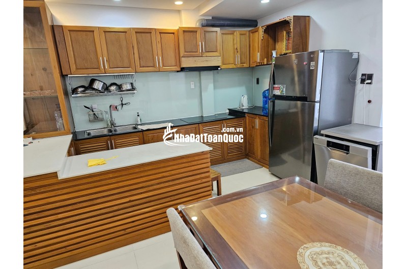 Bán nhà 3 tầng Phó Đức Chính, Vĩnh Hòa – gần biển 300m, có hồ cá Koi, giá 10 tỷ